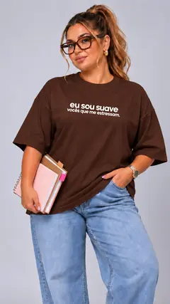 Camiseta "Sou Suave Vocês que me Estressam" Ampla Cobre Bumbum Modelagem Unissex Plus Size em Algodão cor Marrom