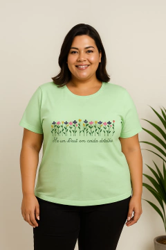 Camiseta Feminina Há um Deus | T-shirt de Algodão Plus size