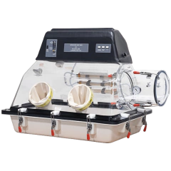 CÂMARA (GLOVE BOX) (NITROGEN DRY) PARA TRABALHOS EM ATMOSFERA DE GASES INERTES (ARGÔNIO, HÉLIO, NITROGÊNIO, PLASMA), PARA 1 OPERADOR, MEDIDAS INTERNAS 104 CM (LARGURA) X 71 CM (PROF.) X 66 CM (ALT.) - MODELO 850-NB/EXP