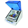 INCUBADORA DE BANCADA, DIGITAL, COM AGITADOR DE MOVIMENTO CIRCULAR (ORBITAL), COM CONTROLE DA TEMPERATURA 4° C ACIMA DA AMBIENTE ATÉ 60° C, EQUIPADA COM PLATAFORMAS PARA FRASCOS 12X100/150ML, 6X250/300ML, 2X500ML, PLACAS DE PETRI, VELOCIDADE REGULÁVEL DE 50 A 300 RPM, COM TIMER