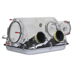 CÂMARA "GLOVE BOX" PARA CONTENÇÃO E ISOLAMENTO DE MATERIAIS SENSÍVEIS A MEIOS AMBIENTES INADEQUADOS, PARA 01 OPERADOR, ÁREA ÚTIL DE TRABALHO MEDINDO 80CM (LARG) X 65CM (PROF) X 55CM (ALT) E CÂMARA DE TRANSFERÊNCIA - MODELO: LA PETITE (815-PGB/EXP)