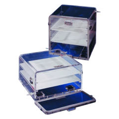 CÂMARA CO2 DE BANCADA COMPARTIMENTO (CUBÍCULO) DUPLO DIMENSÕES 610 MM ALTURA X 610 MM LARGURA X 457 MM PROFUNDIDADE EM ACRÍLICO NA COR ÂMBAR, ENTRADA E SAÍDA GÁS, EQUIPADA COM 4 PRATELEIRAS - MODELO: LAB-CO2/850-2LA-IC