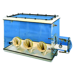 CÂMARA (GLOVE BOX) USO EM PESAGENS COM BALANÇAS ANALÍTICAS, RECIRCULAÇÃO E FILTRAGEM CONTÍNUA DA ATMOSFERA INTERNA, SISTEMA DE EXAUSTÃO FECHADO COM 3 ORIFÍCIOS PARA LUVAS, MEDIDAS INTERNAS 122 X 74 X 81 CM – MODELO: 830-ABD/CLC/EXP