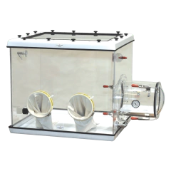 CÂMARA (GLOVE BOX) USO EM PESAGENS COM BALANÇAS ANALÍTICAS, RECIRCULAÇÃO E FILTRAGEM CONTÍNUA DA ATMOSFERA INTERNA, SISTEMA DE EXAUSTÃO FECHADO, 1 OPERADOR, 1 PAR DE LUVAS, MEDIDAS INTERNAS 89X74X76 CM - MODELO: 830-ABB/CLC/EXP