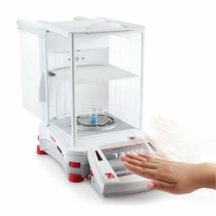 Imagem do BALANÇA ANALÍTICA SEMI-MICRO, CAPACIDADE 220 GRAMAS, SENSIBILIDADE 0,01MG, CALIBRAÇÃO INTERNA AUTOMÁTICA, TELA SENSÍVEL AO TOQUE "TOUCHSCREEN" EM CONFORMIDADE COM PROCEDIMENTOS GLP/GMP, COM ABERTURA E FECHAMENTO AUTOMÁTICO DA CÂMARA POR SENSOR DE PROXIMIDADE, IONIZADOR ANTI-ESTÁTICA EMBUTIDO, SAÍDA USB - MODELO EX225/AD