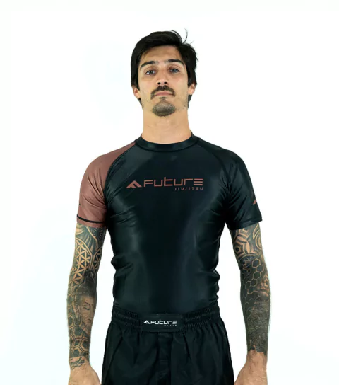Rash Guard FTR Pro Manga Curta. 100% poliéster, cor: Marrom.