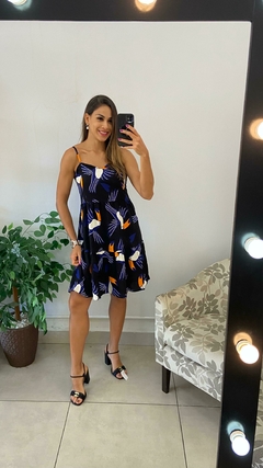 VESTIDO CURTO ALÇA INSPIRAÇÃO FARM FUNDO PRETO - comprar online