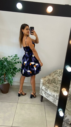 VESTIDO CURTO ALÇA INSPIRAÇÃO FARM FUNDO PRETO - BEM ME QUERO