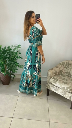 VESTIDO LONGO - MANGA - INSP FARM - FUNDO VERDE ARARA PRETA na internet