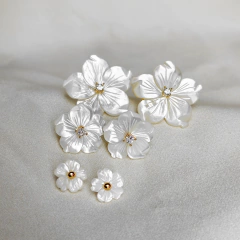 Brinco Flor de Madrepérola P na internet