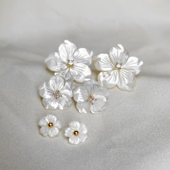 Brinco Flor de Madrepérola G na internet