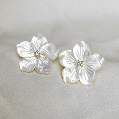 Brinco Flor de Madrepérola G