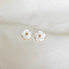 Brinco Flor de Madrepérola P