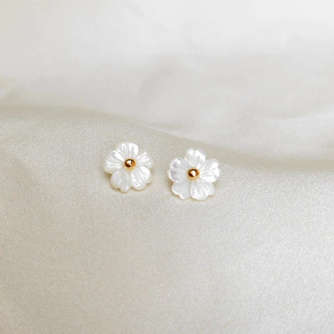Brinco Flor de Madrepérola P