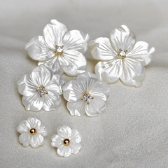 Brinco Flor de Madrepérola M na internet