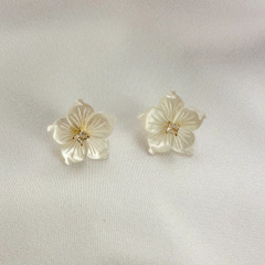 Brinco Flor de Madrepérola M