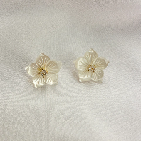 Brinco Flor de Madrepérola M
