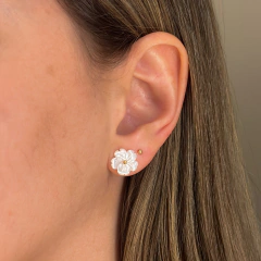 Brinco Flor de Madrepérola P - comprar online