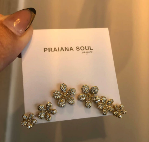 Brinco Flor Cravejado G - comprar online