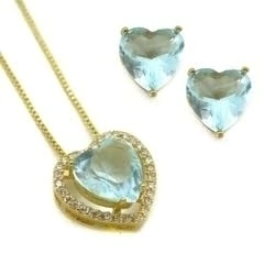 Conjunto de coração cravejado azul claro banhado em ouro 18k