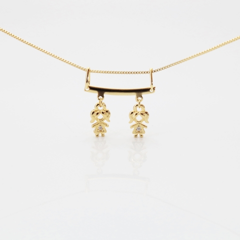 Colar com pingente 2 meninas com zircônia banhado em ouro 18k