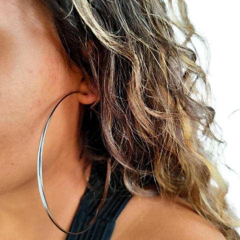 Brinco argola Extra Grande meia cana aço cirúrgico larga top