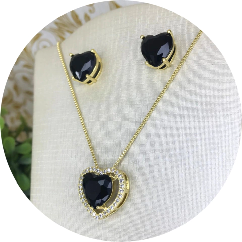 Conjunto de coração cravejado preto banhado em ouro 18k