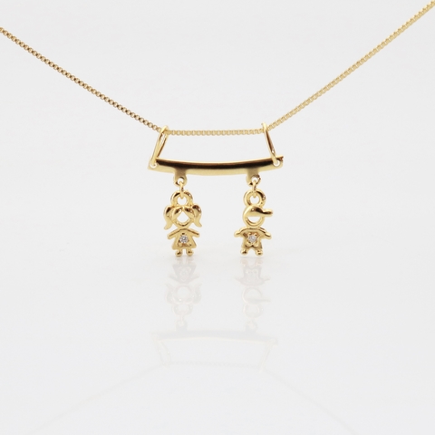 Colar com pingente 1 menina / 1 menino com zircônia banhado em ouro 18k