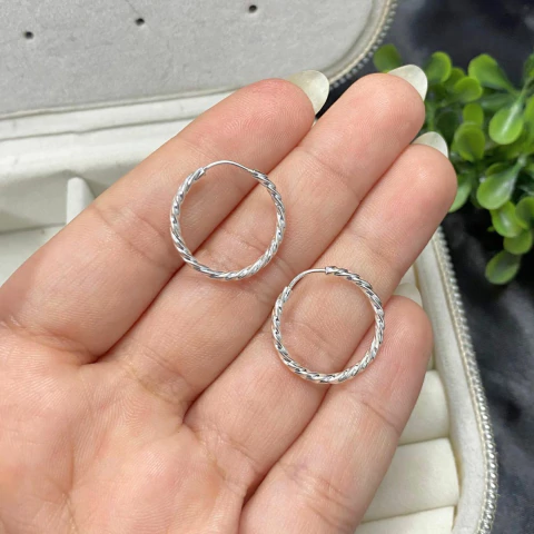 Brinco de Prata legítima 925 Argola Torcida 2,5cm delicado - comprar online