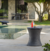 Mesa de jardim e cooler para bebidas marrom Keter com design elegante em  textura rathan, ideal para uso externo.