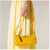 BOLSA PEQUENA COM SHAPE ALONGADO MINIMALISTA EM COURO AMARELO HONEY - comprar online