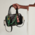 BOLSA PEQUENA EM COURO PRETO COM CHARMS