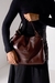BOLSA COM FECHAMENTO POR NÓS E ALÇA DE MÃO E CROSSBODY EM COURO CAFÉ GRANDE na internet