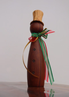 Boneco de madeira na internet