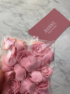 FLOR POLIESTER ROSA BEBÊ 3CM 10 UNIDADES