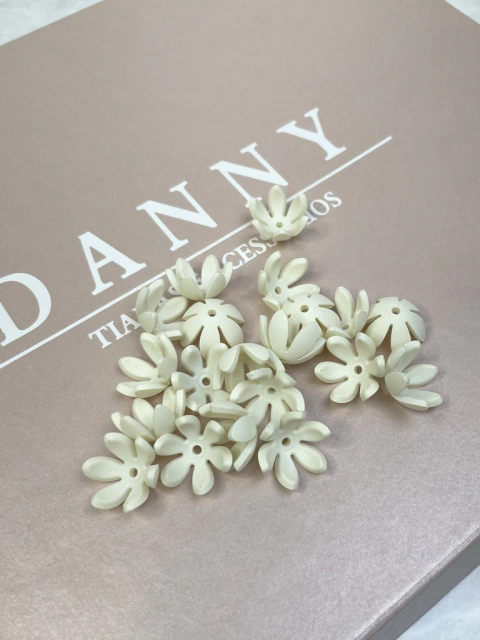 FLOR PLÁSTICO OFF WHITE 18MM 20 UNIDADES