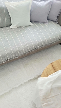 Manta Alfombra Liviana Olivia Gris y líneas blanca - comprar online