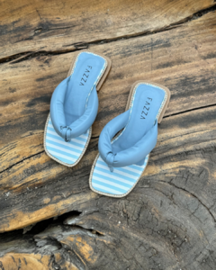 FLIP FLOP AZUL na internet
