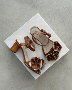 SANDÁLIA BLOOM MARROM/OFF - comprar online