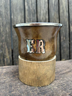 MATE CALABAZA CON VIROLA 2 INICIALES Y BASE DE CUERO - Costura criolla