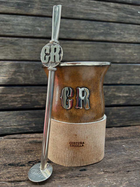 MATE Y BOMBILLA CON INICIALES