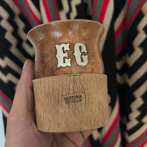 MATE CALABAZA CON 2 INICIALES Y BASE DE CUERO - comprar online