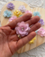 Flor de tecido com pérola e strass rosa bebê - 2 unidades