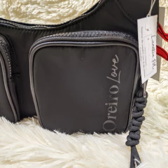 Cartera Oreiro con bolsillos frontales y correa ajustable - comprar online