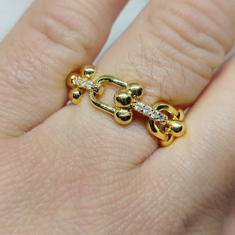 Anillo de acero dorado extensible.