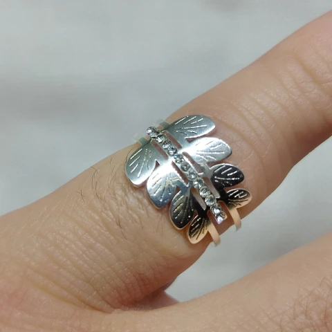 Anillo de acero blanco ramita