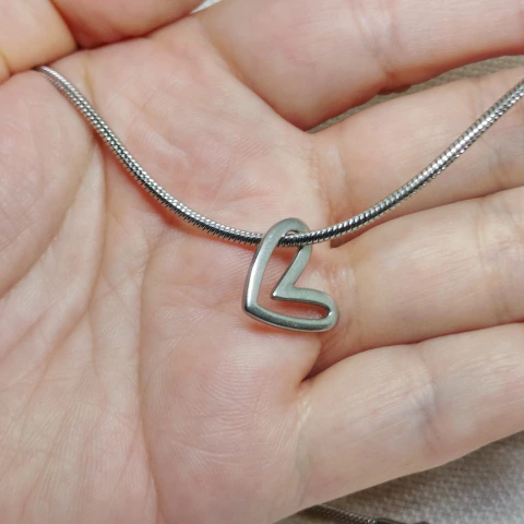 Collar corazón inclinado AQ