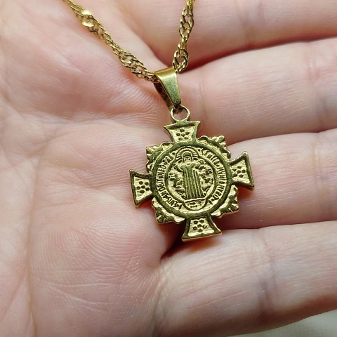 Conjunto San Benito en acero dorado.