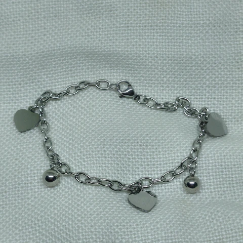 Pulsera con mini dijes AQ