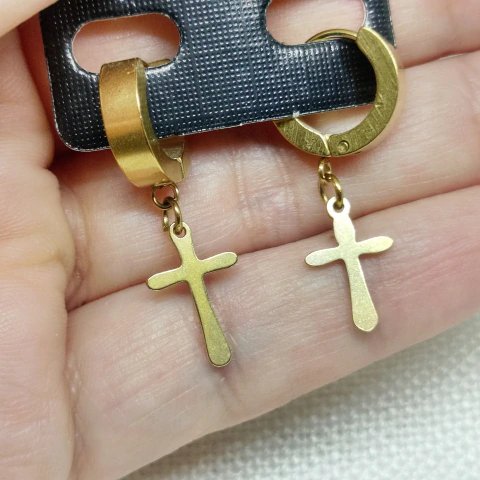 Aros con cruz colgante acero dorado